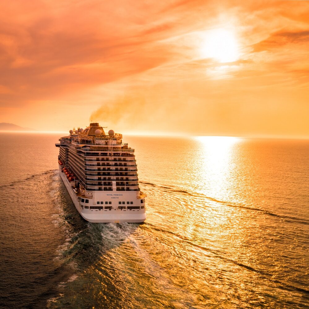 Explora destinos fascinantes, disfruta de experiencias enriquecedoras y crea recuerdos inolvidables a bordo de nuestros cruceros especialmente seleccionados para ti.